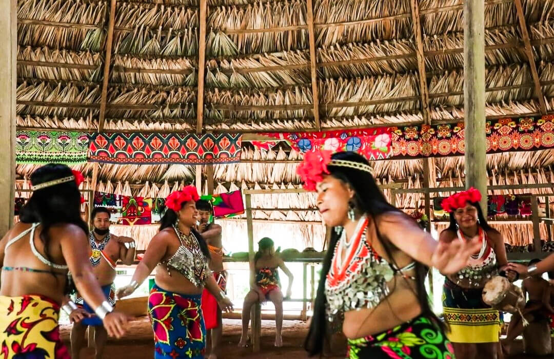 danse traditionelle de bienvenue des indiens emberas