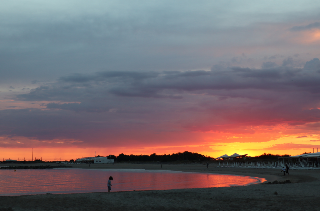 Coucher de soleil flamboyant sur une plage de Séte